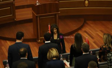 Gjatë betimit si deputetë, Musliu e Kadrijaj i vendosin përpara flamurin kombëtar Albin Kurtit  