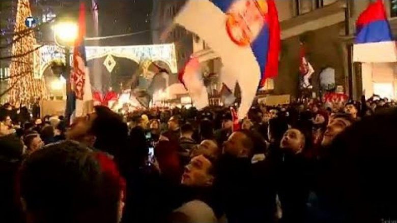 Qindra njerëz protestojnë në Serbi kundër ligjit të ri të kishave në Mal të Zi