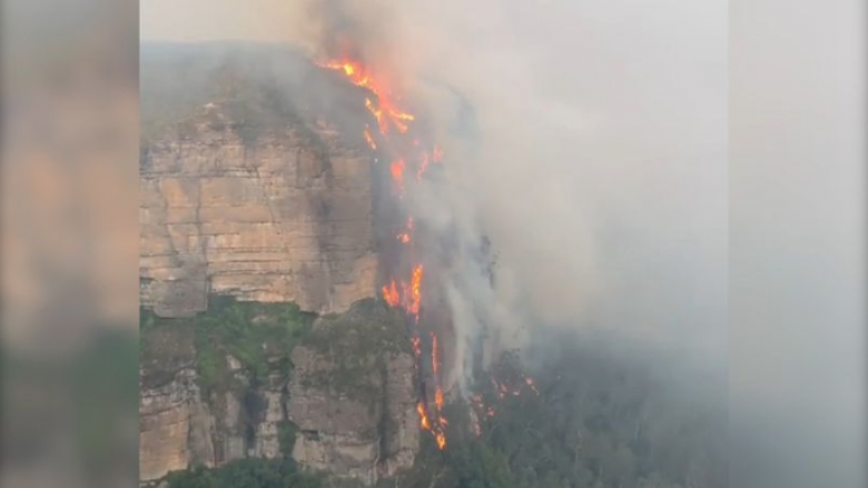 Një zjarr i madh kaplon shkëmbin mbi 200 metra të lartë në ‘Blue Mountains’ të Australisë