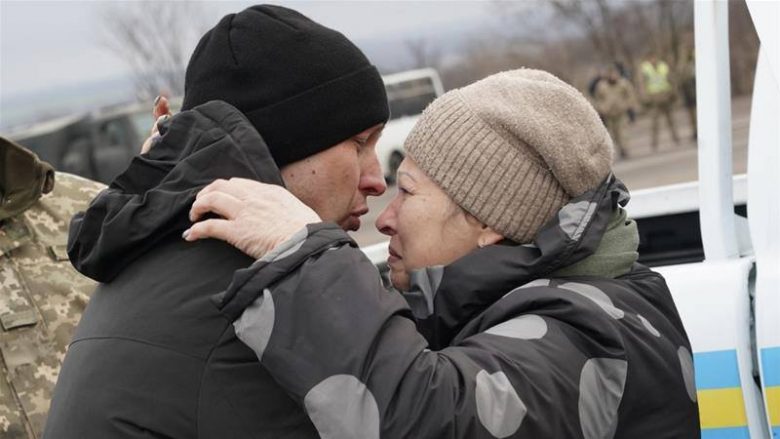 Ukraina dhe separatistët pro-rusë përfundojnë shkëmbimin e të burgosurve