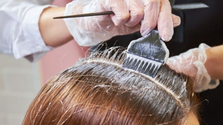 Ngjyrosja e flokëve dhe drejtuesit kimikalë ndërlidhen me rritje të rrezikut të kancerit të gjirit
