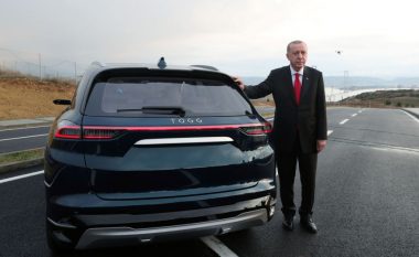Recep Tayyip Erdogan, njeriu i parë që voziti veturën elektrike të prodhuar në Turqi – publikohen pamjet e këtij momenti