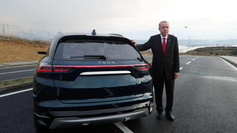 Recep Tayyip Erdogan, njeriu i parë që voziti veturën elektrike të prodhuar në Turqi – publikohen pamjet e këtij momenti