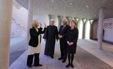 Steinmeier viziton një xhami, imami shqiptar i përkthen presidentit gjerman kuptimin e ezanit