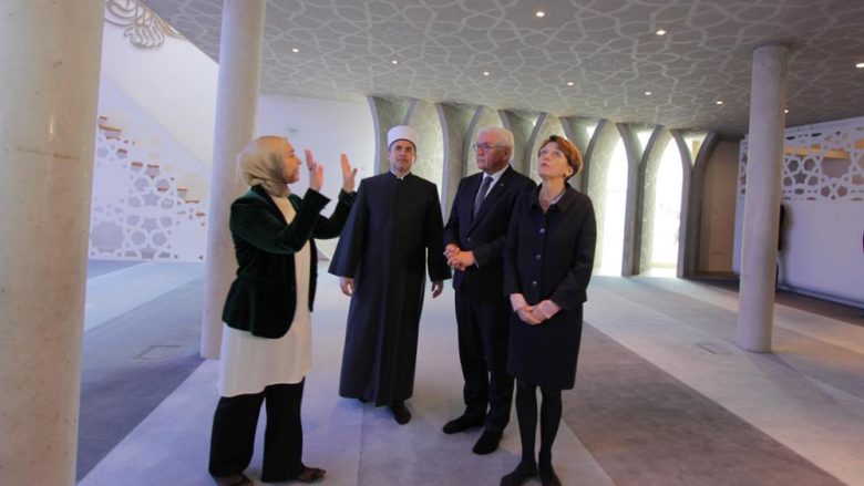 Steinmeier viziton një xhami, imami shqiptar i përkthen presidentit gjerman kuptimin e ezanit