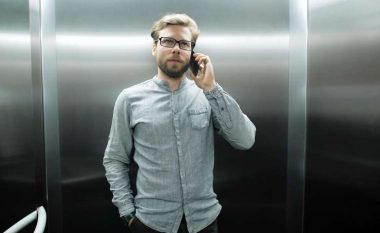 Pse nuk duhet të flisni kurrë në telefon kur ndodheni në ashensor