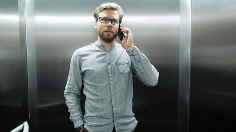 Pse nuk duhet të flisni kurrë në telefon kur ndodheni në ashensor