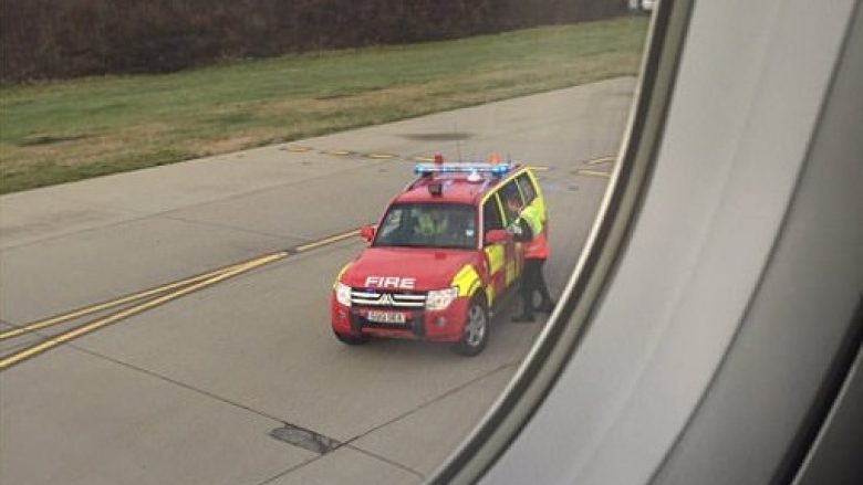 Aeroplani i nisur nga Polonia u ndalua në aeroportin e Londrës për shkak se “kërcënonte sigurinë”