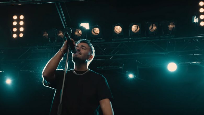 Ardian Bujupi publikon klipin e këngës “Luna” me skena nga koncertet e tij