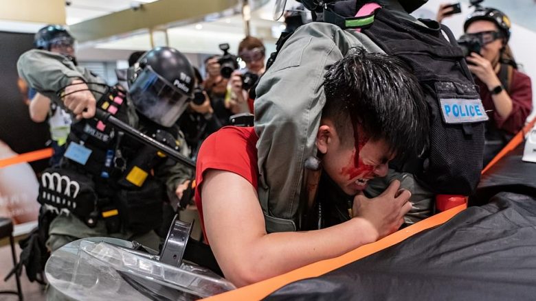 Arrest për 15 protestues në Hong Kong që kishin shënjestër qendrat tregtare në zonat kufitare, sulmonin blerësit dhe turistët kinezë