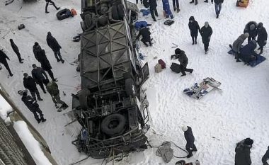 Autobusi që u rrotullua nga një urë në Siberi, 19 udhëtarë mbetën të vdekur dhe 21 të lënduan
