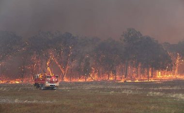 Autoritetet e sigurisë në Australi detyrojnë evakuimin e mbi 30 mijë turistëve shkaku i përhapjes së zjarreve, nesër situatë edhe më e vështirë
