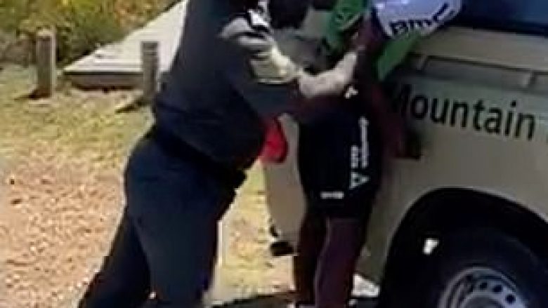 Biçikletën po e ngiste pa leje nëpër parkun nacional, polici ia theu dorën derisa e arrestonte