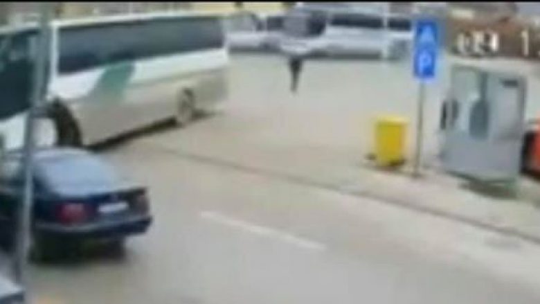 I mituri rrëmben autobusin në Skënderaj dhe shkakton aksident, tre të lënduar