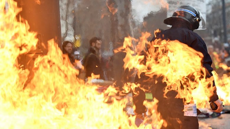 Demonstrata të dhunshme në Paris për tri ditë më radhë, policia hodhi gaz lotsjellës për të shpërndarë aktivistët