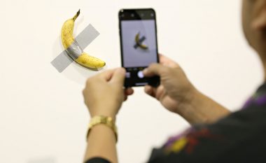 Dikush e hëngri bananen e ngjitur në mur, si pjesë e veprës artistike që kushton 120,000 dollarë