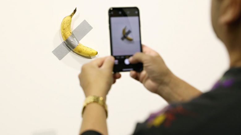 Dikush e hëngri bananen e ngjitur në mur, si pjesë e veprës artistike që kushton 120,000 dollarë