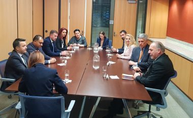 Kosnett takon drejtuesit e komuniteteve në Kosovë, flasin për forcimin e demokracisë