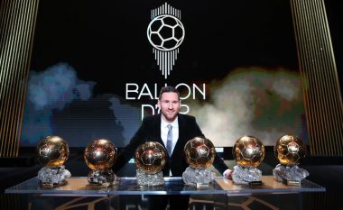 Foto ikonike: Lionel Messi duke pozuar së bashku me gjashtë Topat e Artë të fituar nga ai