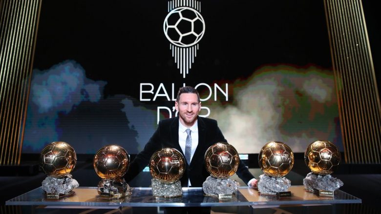 Foto ikonike: Lionel Messi duke pozuar së bashku me gjashtë Topat e Artë të fituar nga ai