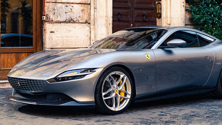 Ferrari shfaqi në tërësi modelin Roma, duke bërë xhiro në kryeqytetin italian