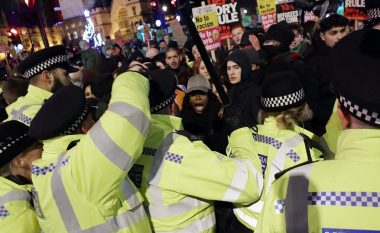Forcat e rendit në Londër i janë kundërvënë qindra protestuesve, që kundërshtonin zgjedhjen e Johnson si kryeministër