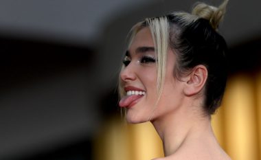 Dua Lipa vë në pah linjat trupore, teksa pozon para pasqyrës