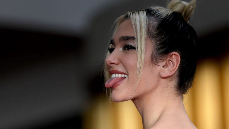 Dua Lipa vë në pah linjat trupore, teksa pozon para pasqyrës