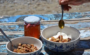 Sëmundjet të cilat i shërojnë mjalti dhe arrat: Më së shumti duhet t’i hani gjatë dimrit!