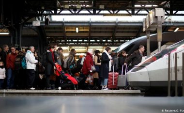 Greva në transportin e Francës ka hyrë në ditën e 25-të, udhëtarët përballen me probleme të mëdha