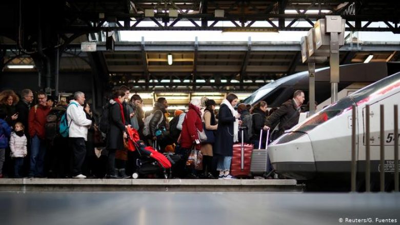 Greva në transportin e Francës ka hyrë në ditën e 25-të, udhëtarët përballen me probleme të mëdha