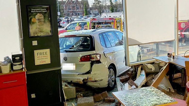 Klientët pësuan lëndime, kur një shoferi voziti së prapthi dhe hyri me veturë në lokal