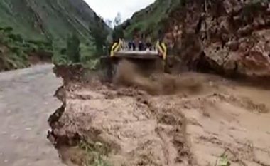 Lumi i rrëmbyeshëm rrëzoi një shkëmb në Peru, ra sipër urës ku ndodheshin disa persona