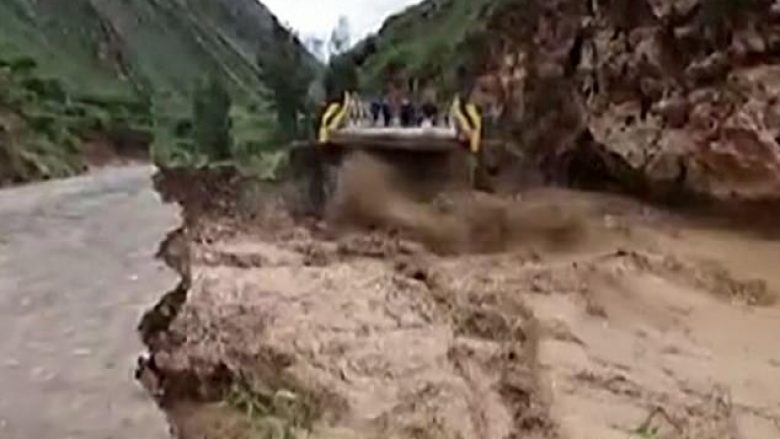Lumi i rrëmbyeshëm rrëzoi një shkëmb në Peru, ra sipër urës ku ndodheshin disa persona