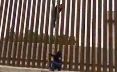Emigrantët nuk i ndalin as “muret e larta të Donald Trump” – momenti kur ata ngjiten mbi gardhin kufitar SHBA-Meksikë, duke kaluar në anën tjetër