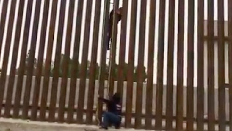 Emigrantët nuk i ndalin as “muret e larta të Donald Trump” – momenti kur ata ngjiten mbi gardhin kufitar SHBA-Meksikë, duke kaluar në anën tjetër