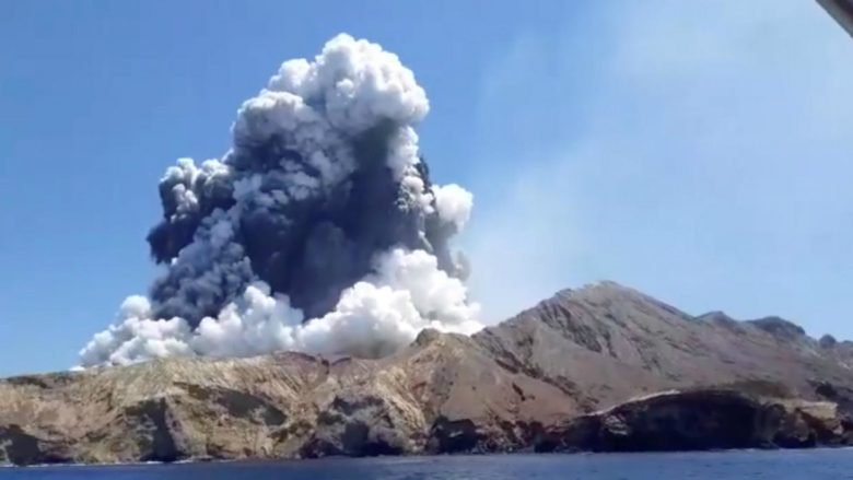 Vullkani i Zelandës së Re lëshon avull dhe dridhje përsëri, numri i të vdekurve shkon në 16