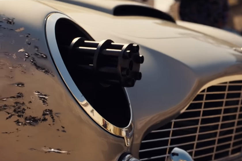 Në filmin e ri me James Bond është një Aston Martin, me armë të montuar në pjesën e dritave
