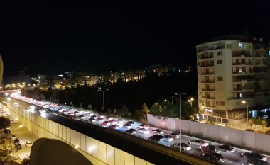 Ikën nga tërmetet, qytetarët rikthehen në Tiranë – kolonë e gjatë automjetesh