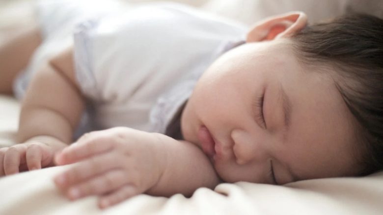 Pediatrit amerikanë tregojnë sa orë duhet të flejë fëmija varësisht nga mosha që e ka