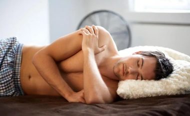 A është e sigurt për meshkujt të flenë vetëm në të brendshme?