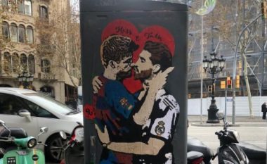 Grafite në rrugët e Barcelonës, Pique dhe Ramos puthen para derbit El Clasico