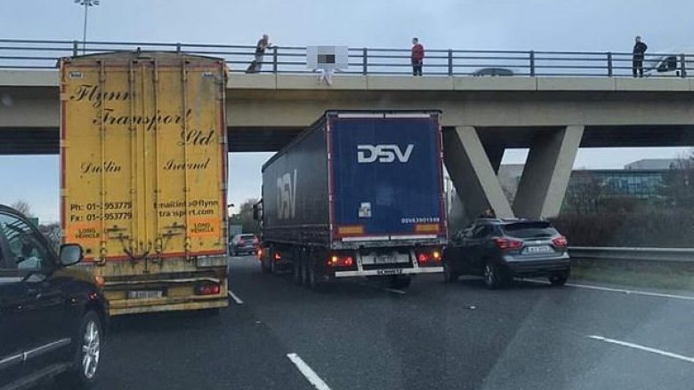Shoferi e ndaloi kamionin nën urë, prej së cilës një grua donte të hidhej për të bërë vetëvrasje