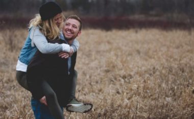 Gratë e shkurtra dhe burrat e gjatë janë çiftet më të lumtura, thotë një studim