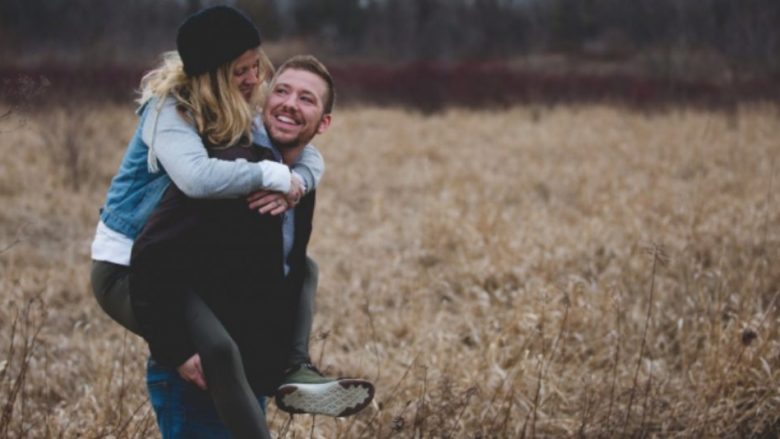 Gratë e shkurtra dhe burrat e gjatë janë çiftet më të lumtura, thotë një studim