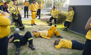 Zjarret në Australi, zjarrfikësit duke bërë pushimin e tyre të parë – vetëm pas 24 orësh