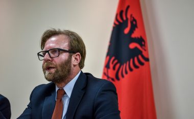 Abazi thotë se vaksinimi i qytetarëve në veri nga Serbia, është shkelje e sovranitetit të Kosovës