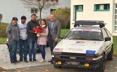 Ishin takuar “përmes një loje interneti” – djaloshi nga Malajzia udhëtoi 25 mijë kilometra me veturë, për të ritakuar të dashurën e tij në Gjermani