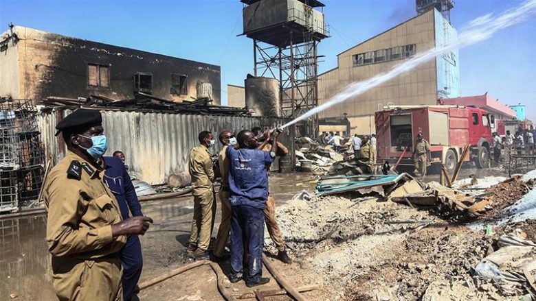 Një fabrikë në Sudan shpërthen në flakë, mbi 23 të vdekur