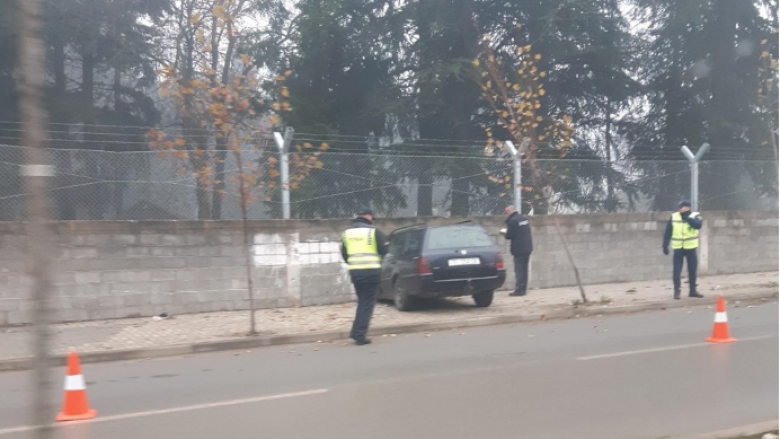 Aksident në Tetovë, vetura rrënon një pjesë të murit